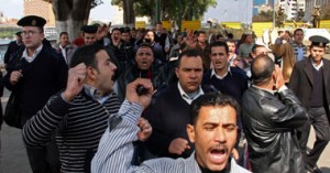 انتظام العمل بقسم الصالحية بالشرقية بعد تذمر عدد من جنوده 1 smal2201113134629