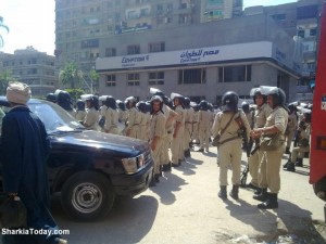 بالصور..تجمهر الباعة الجائلين اما قوات الامن بالزقازيق على اثر احداث أمس 12 255757 10150662506880646 661870645 19364405 3288266 n