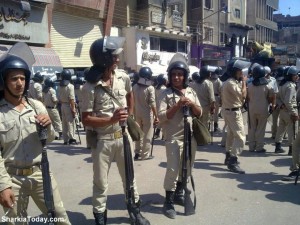 بالصور..تجمهر الباعة الجائلين اما قوات الامن بالزقازيق على اثر احداث أمس 11 260482 10150662505235646 661870645 19364368 4840711 n