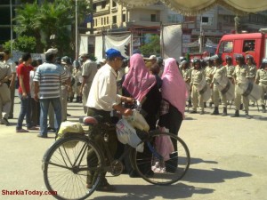 بالصور..تجمهر الباعة الجائلين اما قوات الامن بالزقازيق على اثر احداث أمس 7 263407 10150662506325646 661870645 19364391 2466572 n