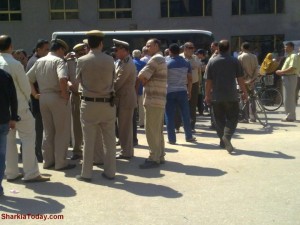 بالصور..تجمهر الباعة الجائلين اما قوات الامن بالزقازيق على اثر احداث أمس 6 264887 10150662506080646 661870645 19364385 8281001 n