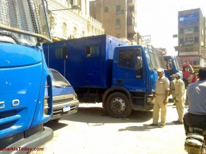 بالصور..تجمهر الباعة الجائلين اما قوات الامن بالزقازيق على اثر احداث أمس 3 267757 10150662505530646 661870645 19364374 1760415 n