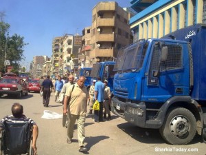 بالصور..تجمهر الباعة الجائلين اما قوات الامن بالزقازيق على اثر احداث أمس 2 268287 10150662505840646 661870645 19364380 1244371 n