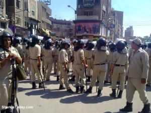 بالصور..تجمهر الباعة الجائلين اما قوات الامن بالزقازيق على اثر احداث أمس 1 270382 10150662508440646 661870645 19364445 4770781 n