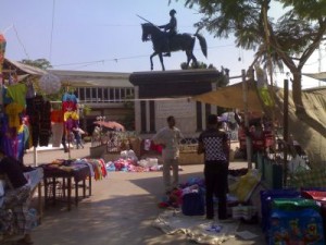 ميدان عرابى بالزقازيق تحول إلى " سوق" 1 79b5BEaS2BcM