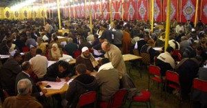 مظاهرات أمام مقر الفرز بالدائرة الثانية بالشرقية بسبب تأخر إعلان النتيجة 1 618