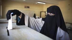 مشرفات للجان من السيدات للتأكد من المنقبات بالشرقية.. والقضاة يساعدون الأميين فى التصويت 1 771