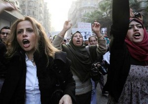 مسيرة نسائية بالزقازيق تضامنا مع ثوار جمعة «رد الشرف» 1 إحدي المسيرات النسائية