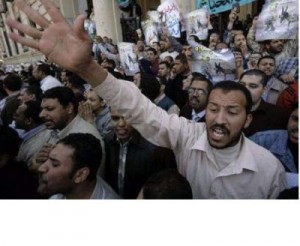المعوقون يحاصرون استراحة محافظ الشرقية للمطالبة بفرص عمل 1 مظاهرات2
