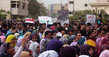 وقفة بـ"الشباشب" أمام ماسبيرو لإقالة صلاح عبدالمقصود وزير الاعلام 1 وقفه احتجاجيه