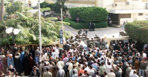اعتصام العاملين بشركة صناعات غذائية بـ"العاشر" للمطالبة بإعادة فتحها 1 احتجاج