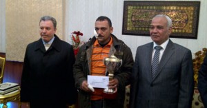 وزير الداخلية يمنح كأس الشجاعة لرقيب شرطة بالشرقية 1 الرقيب المكرم
