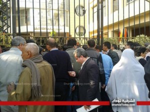 بالصور: متظاهرون يتسلقون أسوار محافظة الشرقية للمطالبة بفرص عمل 1 تسلق مبنى المحافظه