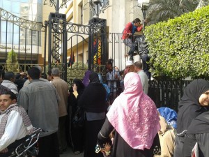 بالصور: متظاهرون يتسلقون أسوار محافظة الشرقية للمطالبة بفرص عمل 2 سور 1