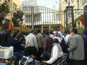 بالصور: متظاهرون يتسلقون أسوار محافظة الشرقية للمطالبة بفرص عمل 3 سور2