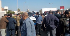 سائقو الميكروباص يقطعون طريق بلبيس -الزقازيق للمطالبة بإلغاء الغرامات 1 112201125142417