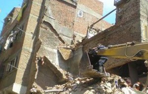 قوات الأمن تجلي عشرات الأسر من عقارين مجاورين للعقار المنهار بالمعمورة بعد حدوث ميل شديد بهما 1 2013-634939317681860798-186_main