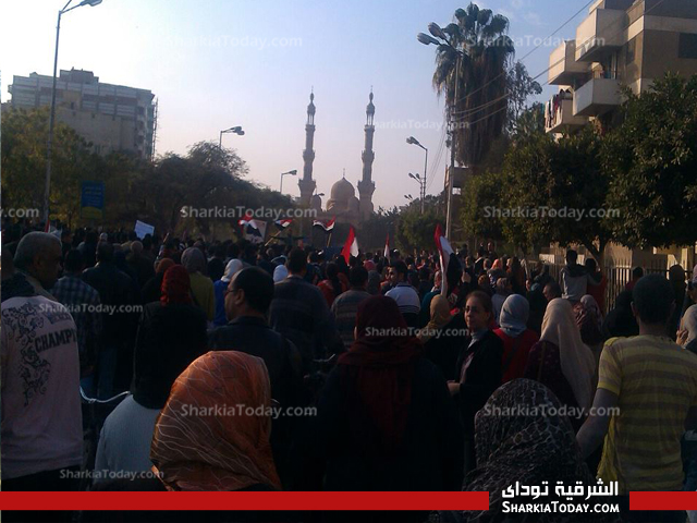 بالصور ..تظاهرات أمام منزل الرئيس بالزقازيق وقوات الأمن تنتشر بكثافه 1 30