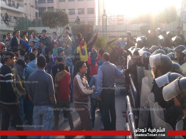 بالصور ..تظاهرات أمام منزل الرئيس بالزقازيق وقوات الأمن تنتشر بكثافه 3 31