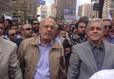 «صباحي» ينضم لمسيرة «مصطفى محمود».. والمتظاهرون في انتظار وصول «البرادعي» 1 bradee-sbahhy-in-walking