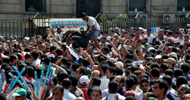 المئات أمام دار القضاء العالى فى طريقهم للتحرير ويهتفون "ارحل ارحل" 1 s620122154259