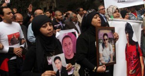 أسر شهداء مجزرة بورسعيد - صورة ارشيفية