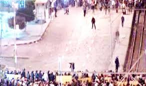 توقف الاشتباكات بين الأمن ومعتصمي التحرير بعد الفصل بينهما بحاجز بشري 1 جدار بشرى شرطة