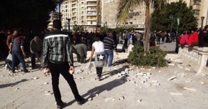 بورسعيد تشتعل. الآلاف يحطمون المحال التجارية ويحاصرون السجن 1 صورة ارشيفية