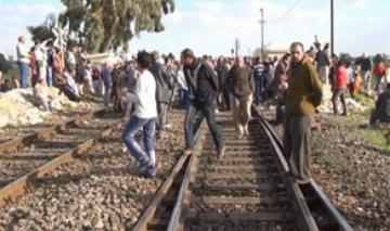 أهالي قرية كرديدة بالشرقية يقطعون طريق منيا القمح الزقازيق ويعطلون حركة القطارات 1 قطع طريق قطار شرقية 2