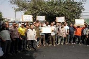 اعتصام عمالى أمام مكتب القوى العاملة بالعاشر للمطالبة بصرف الرواتب 1 اعتصام عاملين بمصنع