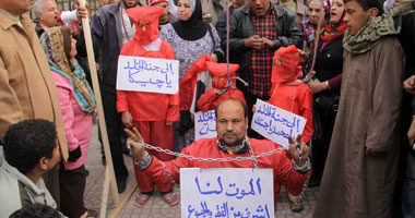 مواطن وبناته الثلاثة يلفون المشانق حول رقبتهم أمام دار القضاء 1 المواطن وبناته معلقون فى المشنقة