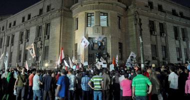 حركة "لا ضد التمييز" تُنهى وقفتها أمام دار القضاء العالى 1 تُنهى وقفتها أمام دار القضاء العالى