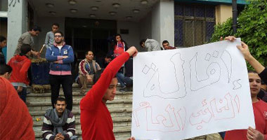 متظاهرو الشرقية يتوجهون لنادى قضاة الزقازيق للمطالبة بإقالة النائب العام 1 جانب من ثوار الشرقية