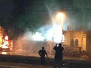 متظاهرو المنصورة يشعلون النار بمقر "الحرية والعدالة" بشارع الجلاء 1 حريق اتحادية
