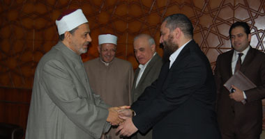 شيخ الأزهر يلتقى المفتى الجديد ويشيد بفكره 1 شيخ الأزهر يلتقى المفتى الجديد ويشيد بفكره