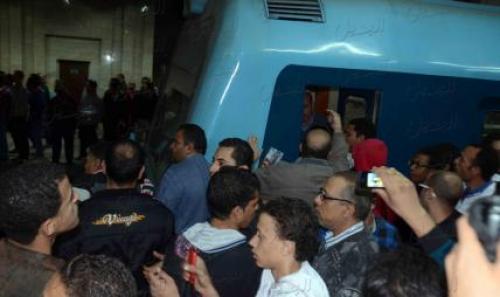 المئات يقطعون خط مترو السادات للمطالبة بالقصاص لدماء الشهداء 1 متظاهرين محطة السادات