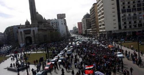 العشرات ينطلقون في مسيرة من الفتح للتحرير.. ومتظاهرة تحمل سكينة وترفع لافتة: ستدافع المرأة عن حقها 1 مسيرة من فتح للتحريرط