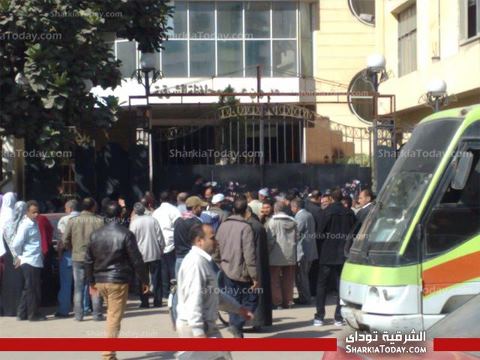 بالصور "وقفه احتجاجيه للمعلمين والاداريين أمام ديوان المحافظة للمطالبه بصرف رواتبهم " 2 1 (1)