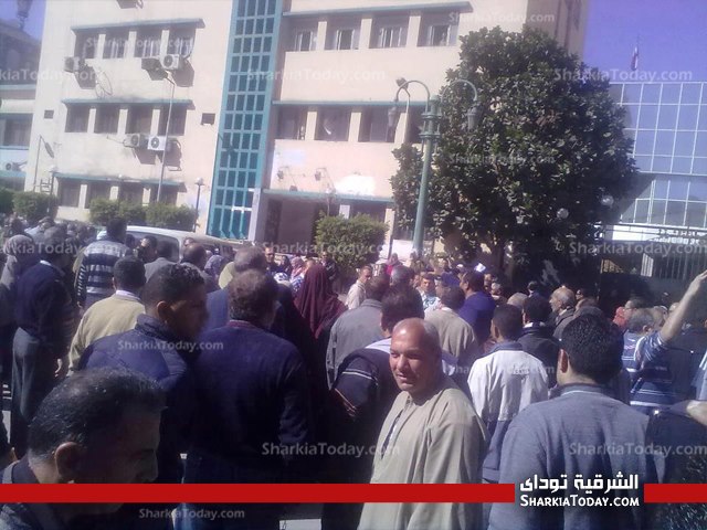 إداريو الشرقية يقطعون الطريق أمام مبني المحافظة لعدم صرف مرتباتهم 2 1 (2)