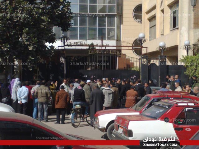 بالصور "وقفه احتجاجيه للمعلمين والاداريين أمام ديوان المحافظة للمطالبه بصرف رواتبهم " 1 1 (2)
