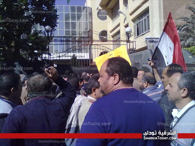 إداريو الشرقية يقطعون الطريق أمام مبني المحافظة لعدم صرف مرتباتهم 3 1 (3)