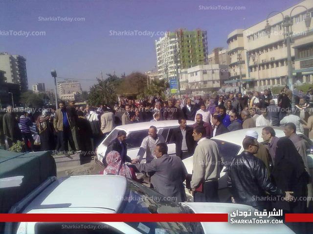إداريو الشرقية يقطعون الطريق أمام مبني المحافظة لعدم صرف مرتباتهم 4 1 (4)