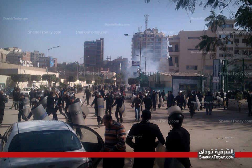 اشتباكات بين المتظاهرين وقوات الأمن امام منزل الرئيس بالزقازيق في ذكري تنحي"مبارك" 1 1