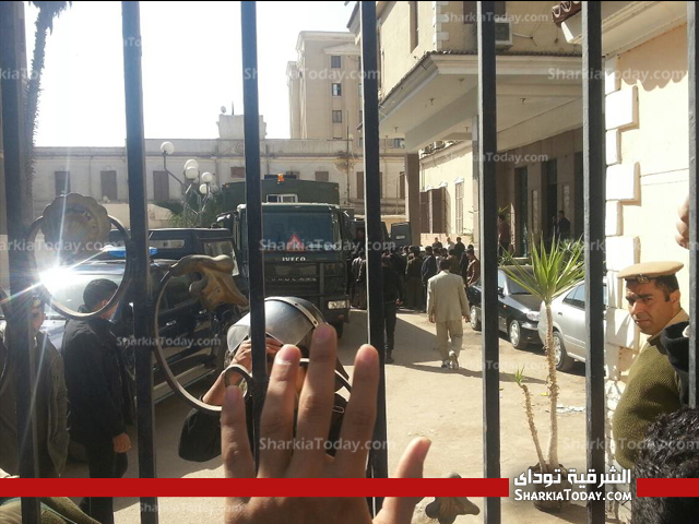 الآن .. وقفة احتجاجية لنشطاء الشرقية امام محكمة الزقازيق احتجاجاً على القبض على زملائهم 2 newwwwwwwww