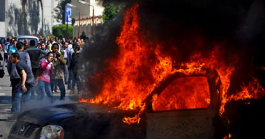 معتصو ميدان التحرير يستولون على سيارة شرطة ويشعلون النيران بها 1 أرشيفية