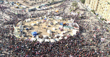 إشعال النار فى إطارات السيارات بمدخل "قصر النيل" وتوقف حركة المرور 1 إشعال النار فى إطارات