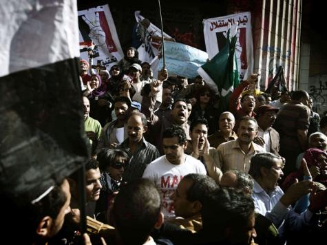 متظاهرو التحرير يتوجهون للاتحادية لاستكمال فعاليات جمعة غضب الفقراء 1 استمرار المظاهرات والعنف في مصر دفع لتجهيز قانون ينظم حق التظاهر