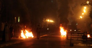 المتظاهرون يشعلون النار