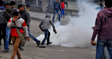 المتظاهرون يحتجزون مجند أمن مركزى داخل ميدان التحرير 1 جانب من الاشتباكات بين الأمن والمتظاهرين بالتحرير