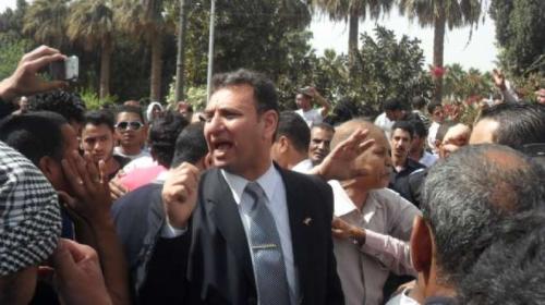 شباب الإخوان يعتدون على المتظاهرين الرافضين لزيارة مرسي والأمن يستخدم قنابل الغاز لتفريقهم 1 شباب الإخوان
